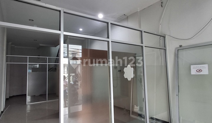 Ready-to-Use 3-Story Shophouse in Banyumanik 1