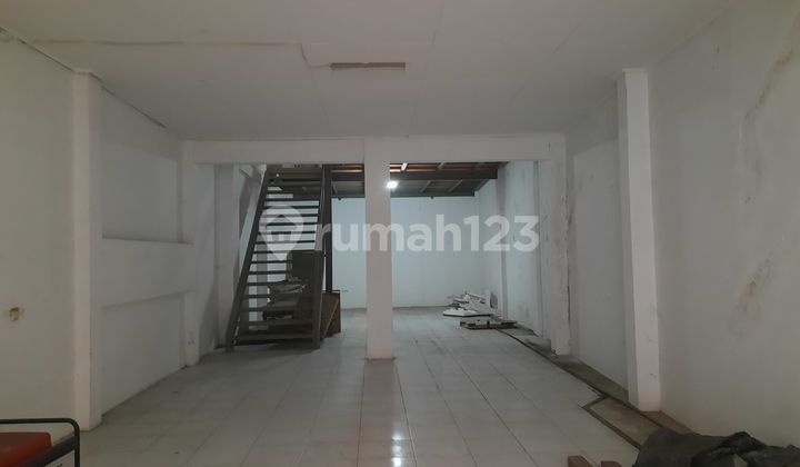 Ready-to-Use 2.5-Story Shophouse in Central Semarang