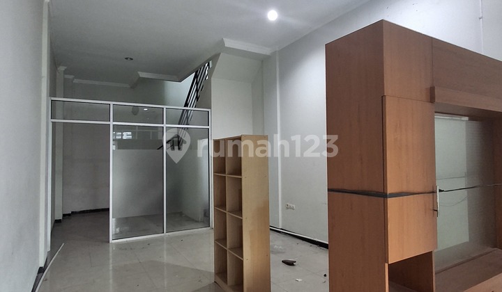 Ready-to-Use 3-Story Shophouse in Banyumanik 2
