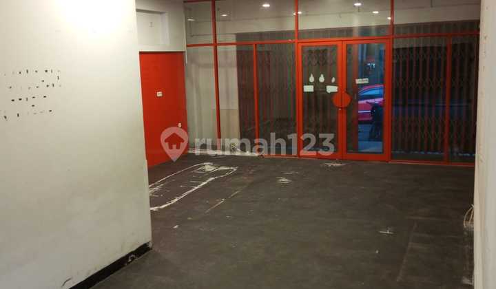 3-Story Shop House for Rent, Strategic Location in Cilendek, Bogor