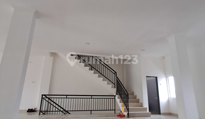 Shop House for Rent, Highly Strategic Location Re Martadinata 2
