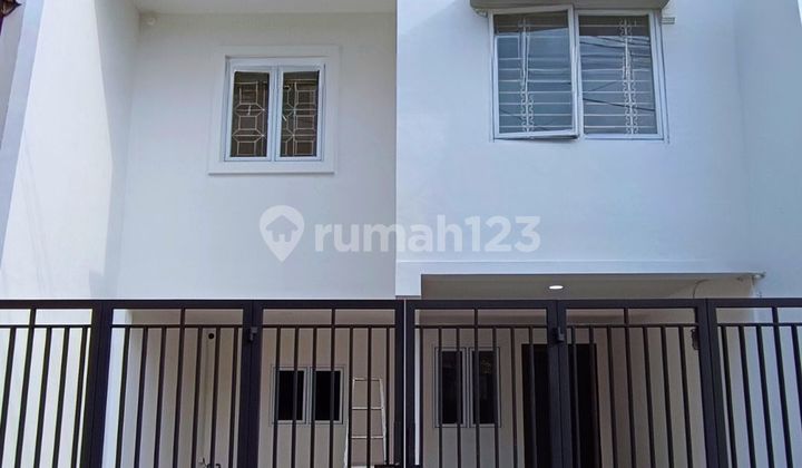 Rumah 3 Lantai di Tanjung Duren - Akses Mudah - Free Biaya BPHTB