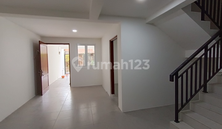 Rumah 3 Lantai di Tanjung Duren - Akses Mudah - Free Biaya BPHTB