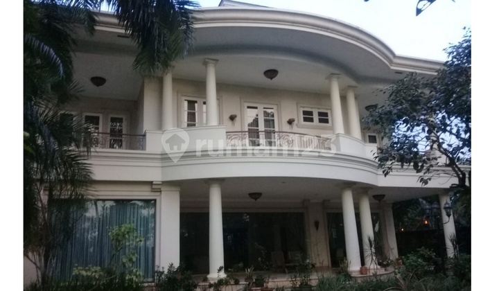 Rumah Mewah di Lippo Karawaci dengan Arsitektur Klasik & Taman Rumah Mewah di Lippo Karawaci dengan Arsitektur Klasik & Taman