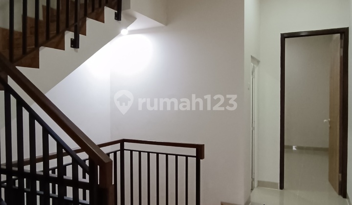 Rumah Baru Tomang 3 LT, 3+1 KT Dekat Tol & Mall, SHM, Siap Huni 2