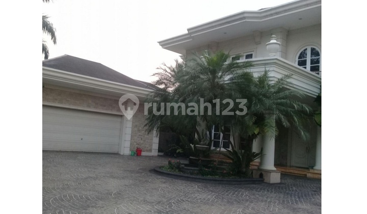 Luxury Home in Lippo Karawaci with Classic Architecture & Garden 2