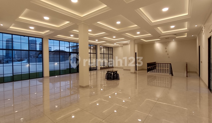 Langka! Rumah Mewah Tomang 3 Lantai-Siap Huni, Hadap Jalan Besar