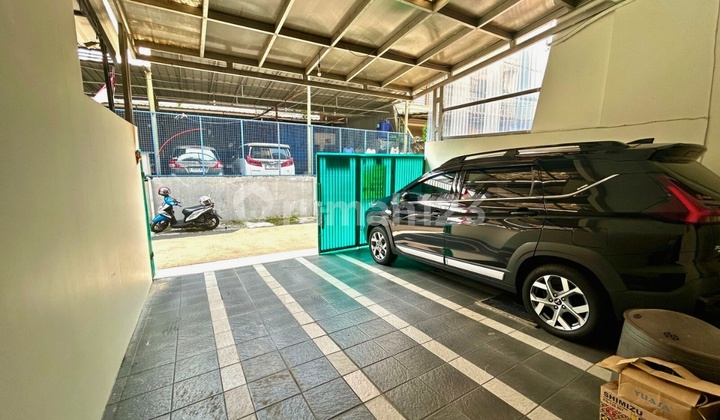 Rumah 3 Lantai Tomang, Semi Furnish, Dekat Tol, SHM Siap Huni 2