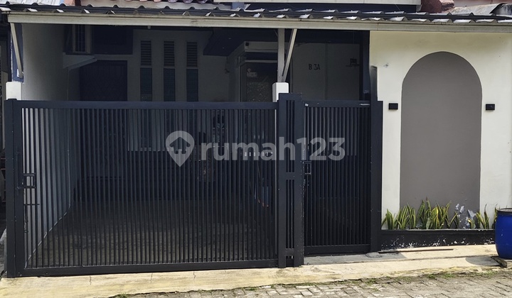 Very Strategic House One Step to the Main Road in the Housing Complex in Bogor