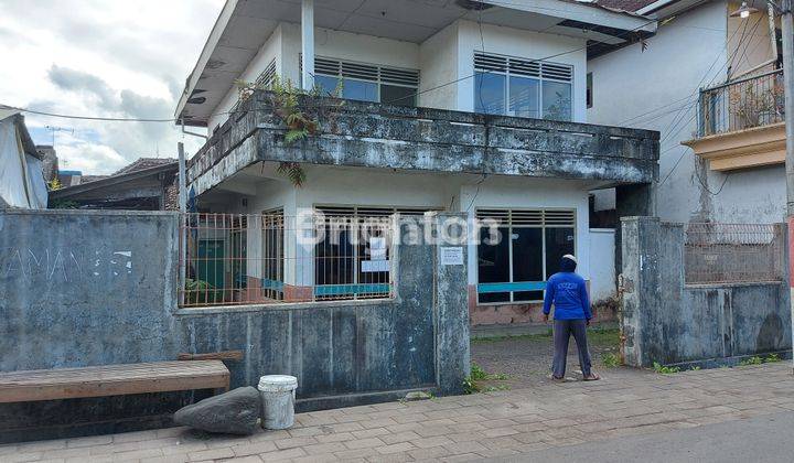 RUMAH BUTUH RENOVASI. BANGUNAN DOUBLE BATA MERAH 1