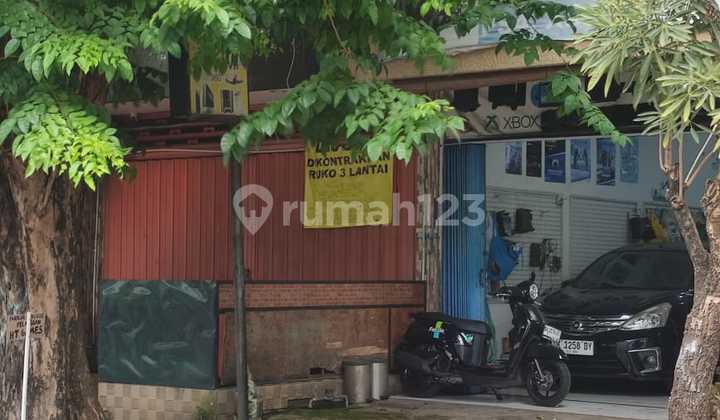 Disewakan/dijual Ruko 3 Lantai Di Dekat Jl. Gajahmada