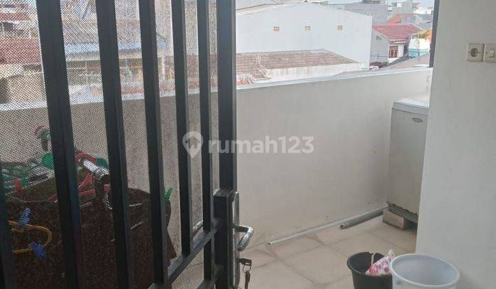 Di jual rumah gang 1 mobil di jelambar latumenten rumah murah 3 kamar tidur termurah di jelambar hadap barat ada carport  1