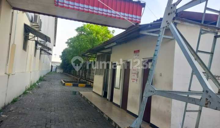 Warehouse for Rent in Cakung, East Jakarta, Cheapest, Neat, Ready to Use, Can Accommodate 40ft Containers, Building Area 10,000 Meters, Has Loading Dock, Near Tj Priok Port.