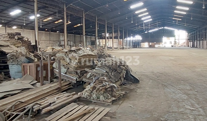 For Immediate Rent: Container Access Warehouse 40Ft, Building Area 2500-10000 sqm, Cheapest Industrial Area in Cibubur Cileungsi, No Hidden Fees, Near Jatikarya Toll Gate, 24-Hour Security, Shared Warehouse.