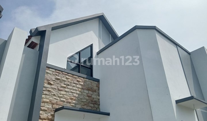 RUMAH 200 JUTAAN DEKAT GOR MERDEKA JOMBOR SUKOHARJO  2