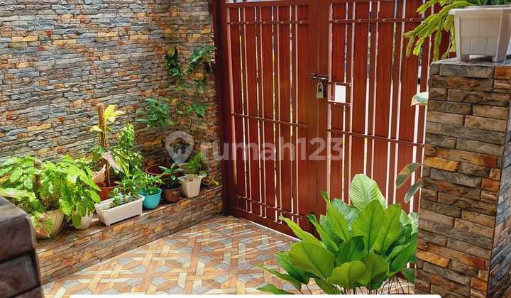 Cheap Sale: Renovated, Well-Maintained, and Lush 2.5-Story House in Anggrek Sari Complex, Batam.