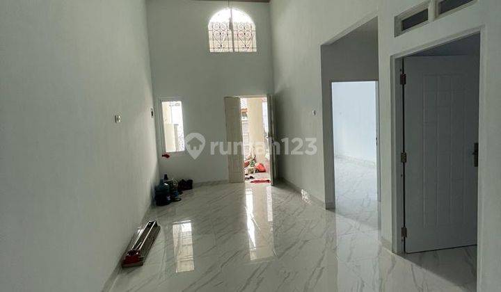 Rumah Bagus Semi Furnished SHM di Taman Royal, Tangerang 1