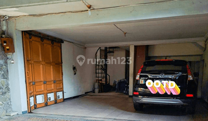 TURUN HARGA RUMAH HOEK TAMAN MERUYA 3 LANTAI DEKAT IPEKA INTERNASIONAL JAKARTA BARAT & HARGA BOLEH NEGO! 2