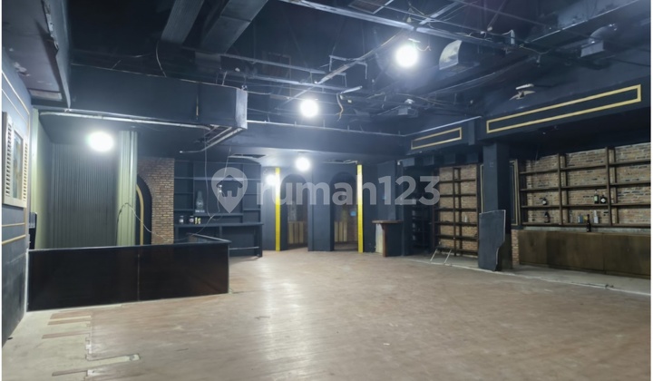 Gedung Luas dan Area Ramai Di Kemang Raya Jakarta Selatan 