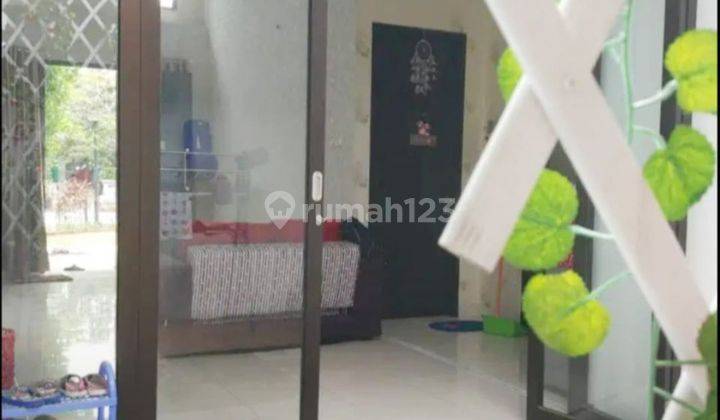 Rumah Hook terawat lokasi depan taman di Melia, Graha Raya Bintaro 1