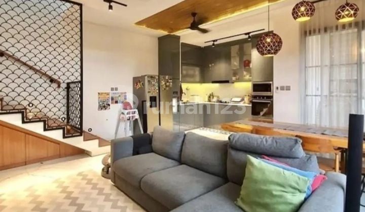 Rumah Hoek siap huni rapih dengan  swimming pool di Sektor 9