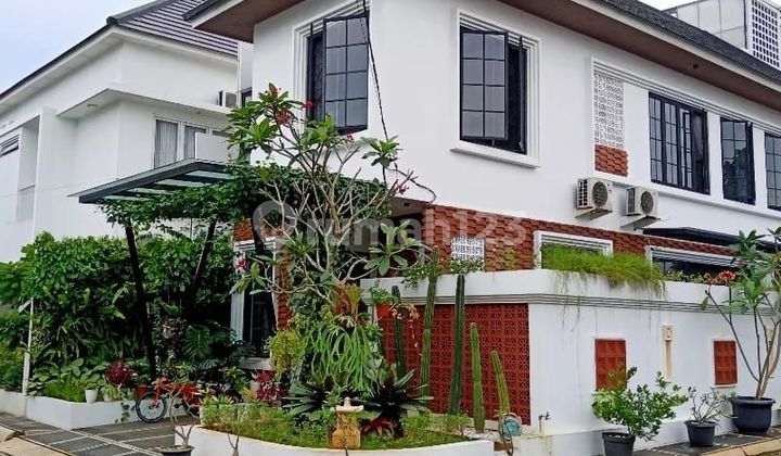 Rumah Hoek siap huni rapih dengan  swimming pool di Sektor 9 2