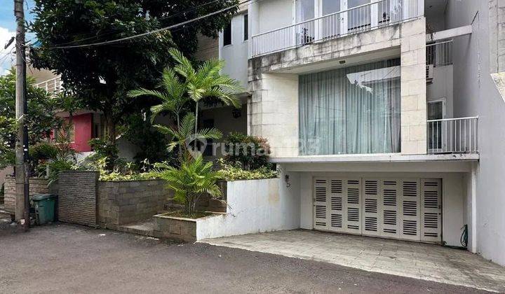 Rumah bagus Modern Tropical kolam renang di Lebak Bulus 1