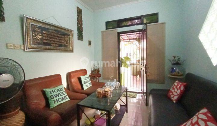 Rumah Hoek bangunan 11/2 lt  murah dekat taman di Premium Class  Graha Raya 2