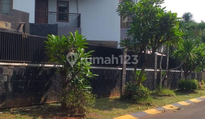 Rumah Cantik 2lt Hoek Dengan Swimming Pool Di Puspita Loka 2