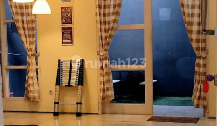 Beautiful House Ready to Live In, Well-Maintained, Strategic Location in Sector 9