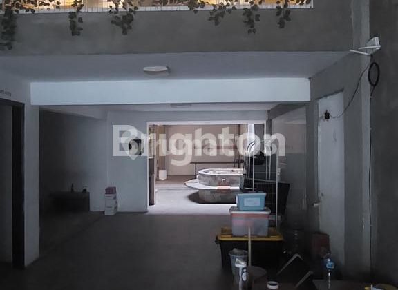 Office Building in Gayungsari, Strategic Location