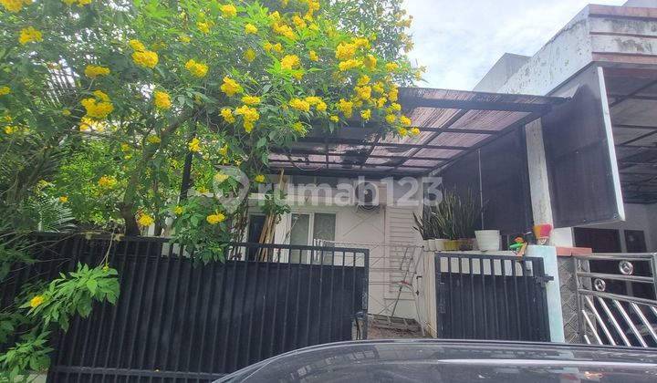 Rumah 1 LT Minimalis 15 Menit ke Stasiun Depok Hadap Selatan J43700