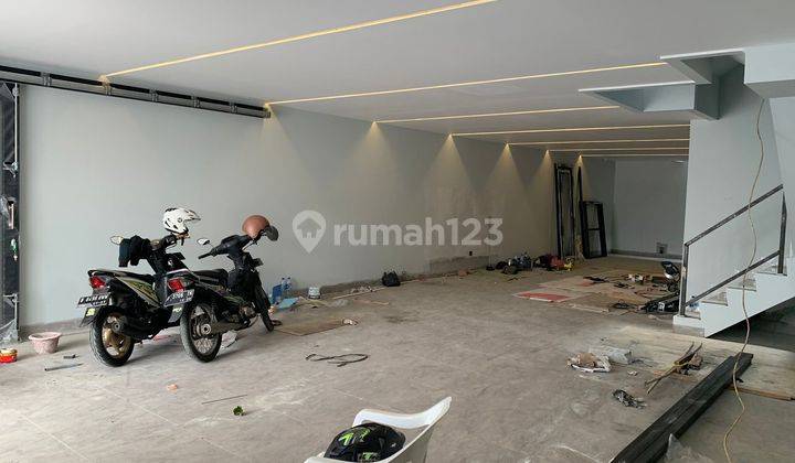 Rumah 3 Lantai Baru Semi Furnished SHM di Pluit, Jakarta Utara 2