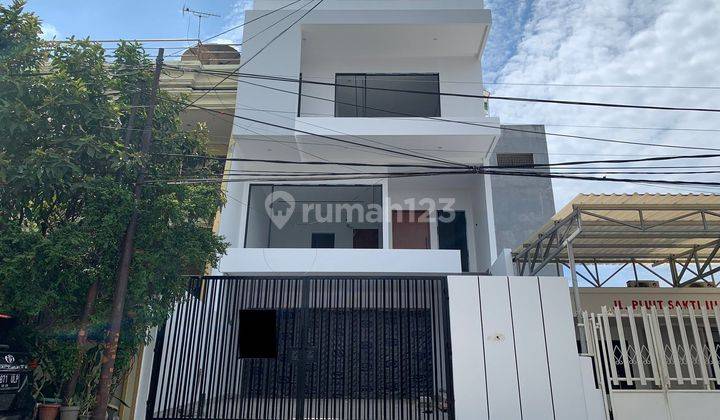 Rumah 3 Lantai Baru Semi Furnished SHM di Pluit, Jakarta Utara 1