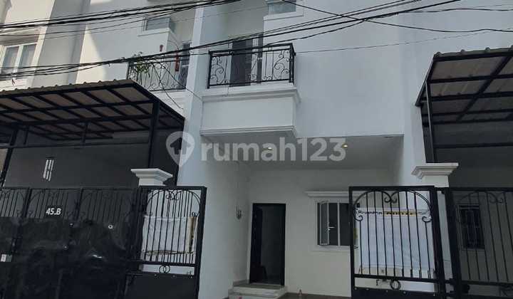 Rumah muara karang 3lantai