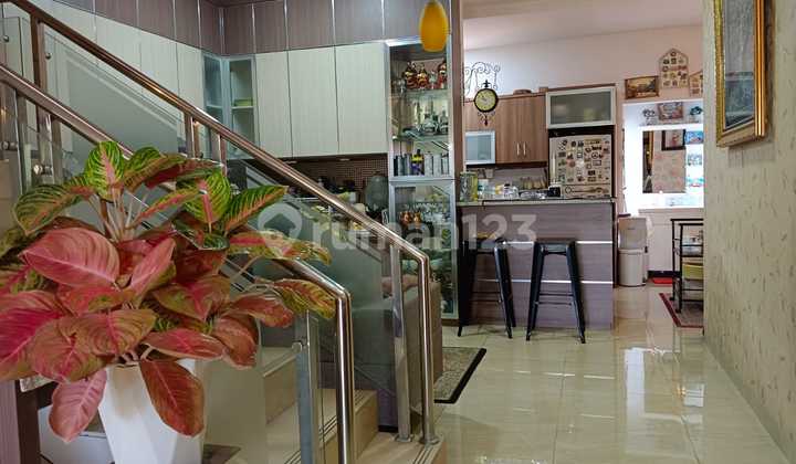 RUMAH CANTIK LOKASI STRATEGIS DI TAMAN MUTIARA 