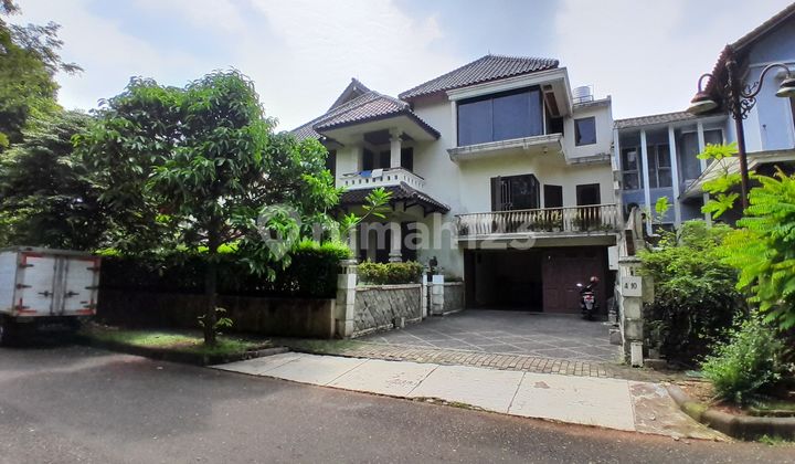 tampak depan rumah mewah asri di perumahan