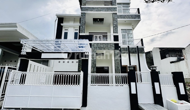 3-Story House in Tasbih 2 Complex with 2 SHM 3-Story House in Tasbih 2 Complex with 2 SHM