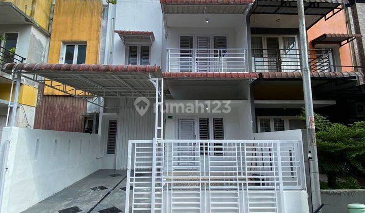 Dijual Rumah 2,5 Lantai Komplek J City di jln karya wisata, Medan Johor 1