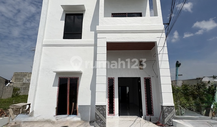 Affordable 2-Story House Near Campus with SHM Affordable 2-Story House Near Campus with SHM