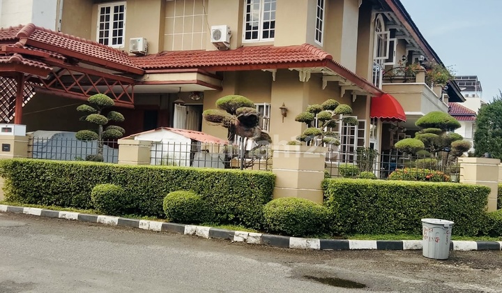 Rumah Mewah Dalam Komplek Taman Malibu SHM