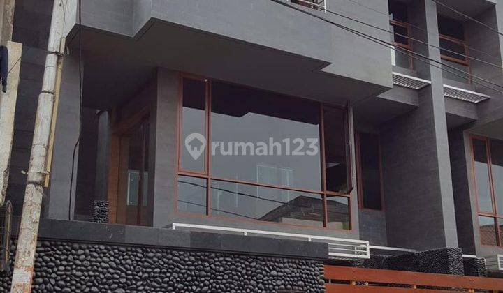 Dijual Rumah 3 Tingkat Semi Fully Furnished di Pejaten 1