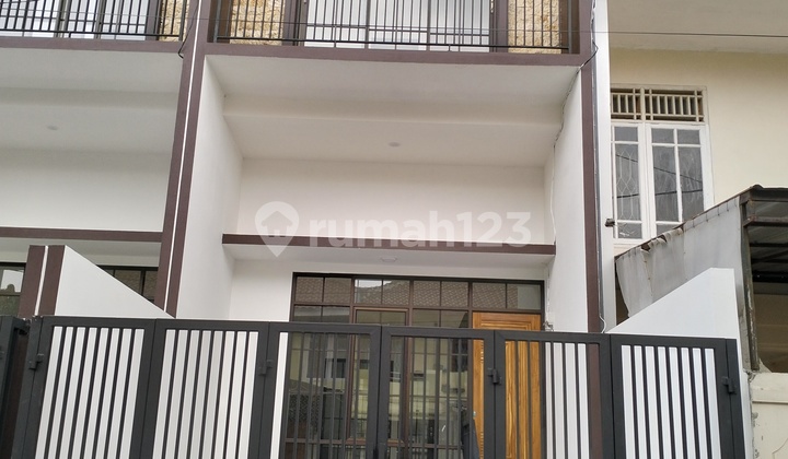 Di Jual Rumah 3 Lantai Cocok Untuk Keluarga Muda/single Di Pondok Kelapa 2