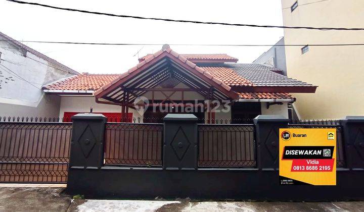 Di Sewakan Rumah Dengan Halaman Luas Di Pondok Kelapa 1