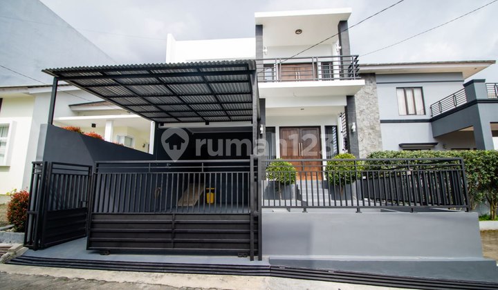 Vila dengan Kolam Renang Indoor 2 Lantai, Dekat Tempat Wisata Lembang