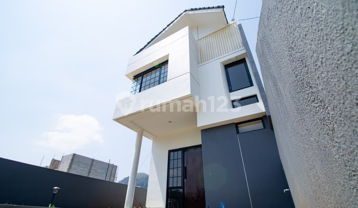 Rumah Baru 2 Lantai Desain Jepang - Dekat Sekolah & Faskes, Bebas Banjir View Pegunungan