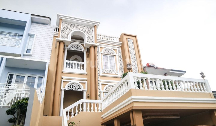 Rumah Vila Gaya Maroko 3 Lantai di Lembang 2