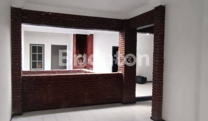 RUMAH BESAR DIPINGGIR JALAN RAYA DITENGAH KOTA KEDIRI 2