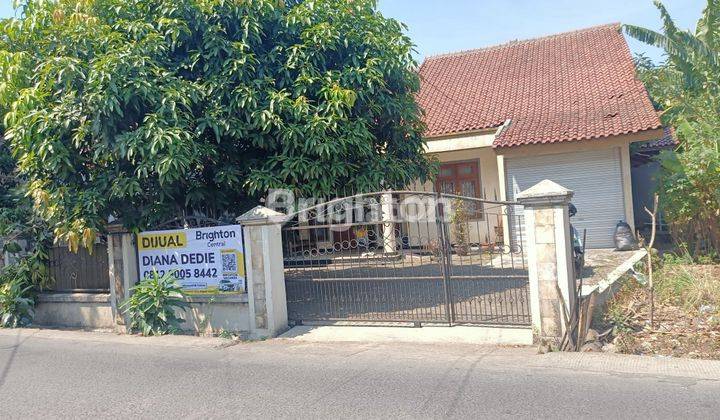 RUMAH STRATEGIS DIPINGGIR JALAN RAYA DENGAN HALAMAN 1