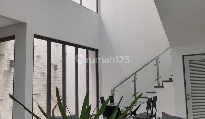 Jual Rugi Rumah di The Mansion Pakuwon Indah 2 Lantai Bagus hadap Selatan Siap Huni. Model Minimalis Modern. Luas 200an, Lokasi Dekat Pakuwon Mall, Gwalk Citraland Surabaya. One Gate System jadi Aman   2